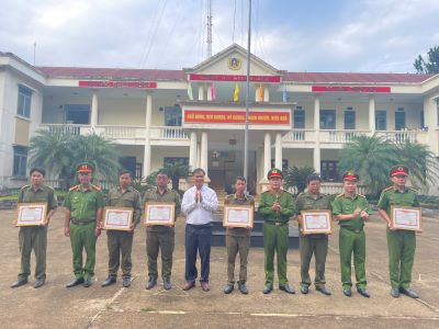 Thị trấn Dầu Giây tổ chức tuyên dương dưới cờ 6 cá nhân có thành tích trong công tác đấu tranh, phòng chống tội phạm trên địa bàn 